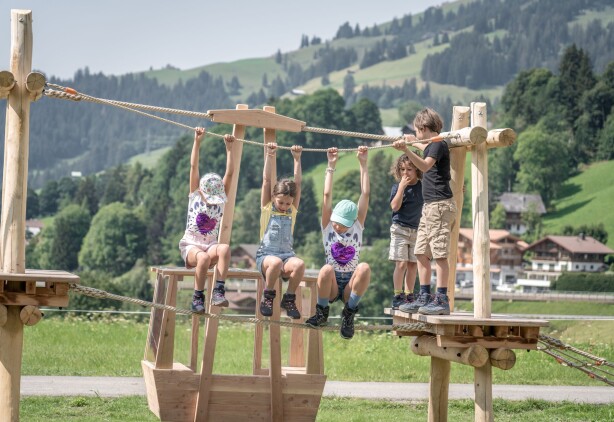 Saanis Bergerlebnis Erlebnisweg Saanenmoeser Schoenried Sommer Kinder