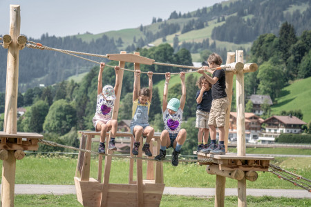 Saanis Bergerlebnis Erlebnisweg Saanenmoeser Schoenried Sommer Kinder