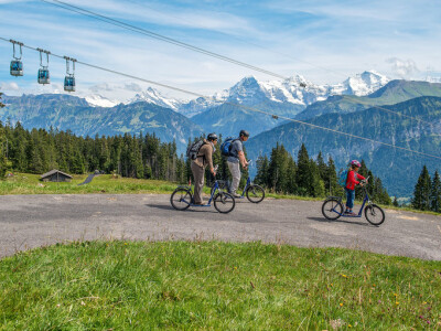Trottibike Abfahrt vom Niederhorn nach Beatenberg mit der ganzen Familie
