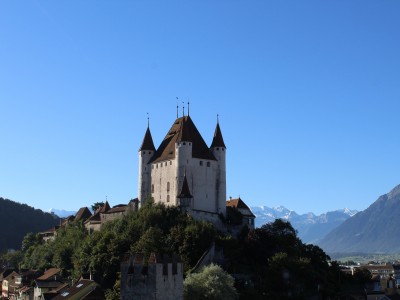 Das Schloss Thun thornt hoch über der Stadt Thun