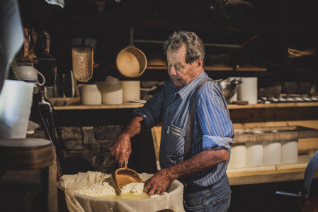 Mann beim Käsen Freilichtmuseum Ballenberg