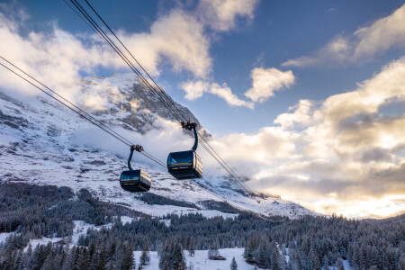 Eiger Express zwei Gondeln Eiger Abendstimmung Winter