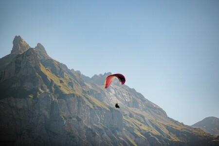 Gleitschirm Kandersteg Allmenalp Anja Zurbruegg TourismusAdelboden Lenk Kandersteg