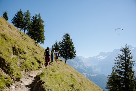 Gleitschirm Wandern Kandersteg Allmenalp Anja Zurbruegg TourismusAdelboden Lenk Kandersteg