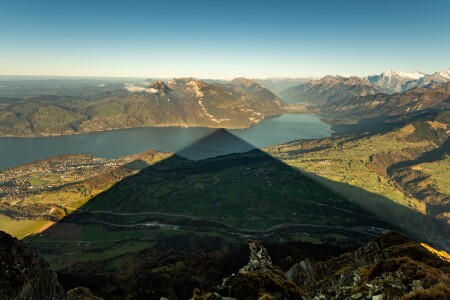 Niesen Der pyramidenfoermige Niesenschatten
