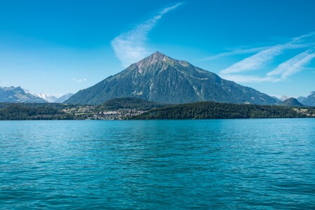 Niesen Pyramide am Thunersee