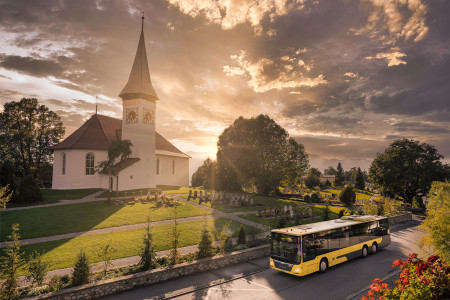 Bus STI mit Kirche im Hintergrund ©STI Holding AG
