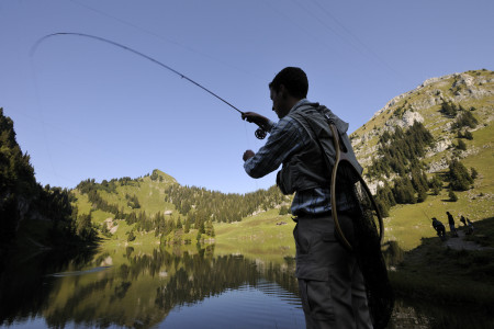 Fischen am Hinterstockensee im Berner Oberland
