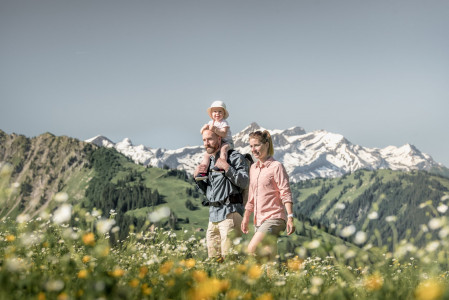 Bergbahnen Gstaad Wandern Familie Kind