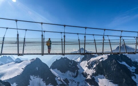 Cliff Walk Sommer c Titlis Bergbahnen Fotografin Anita Brechbuehl