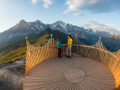 Wandern auf dem Royal Walk mit Sicht auf Eiger, Mönch und Jungfrau