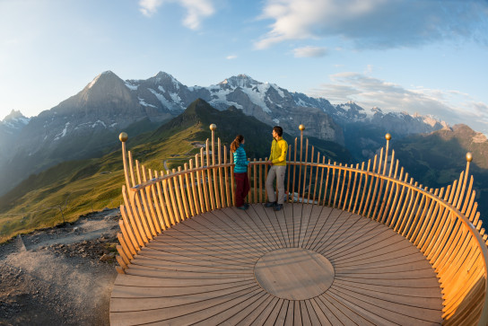 Wandern auf dem Royal Walk mit Sicht auf Eiger, Mönch und Jungfrau