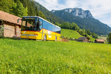 Postautofahrt im Diemtigtal in unberührter Natur