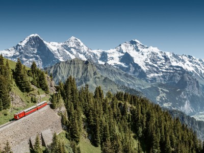 Zahnradbahn Schynige Platte mit Sicht auf Eiger, Mönch und Jungfrau