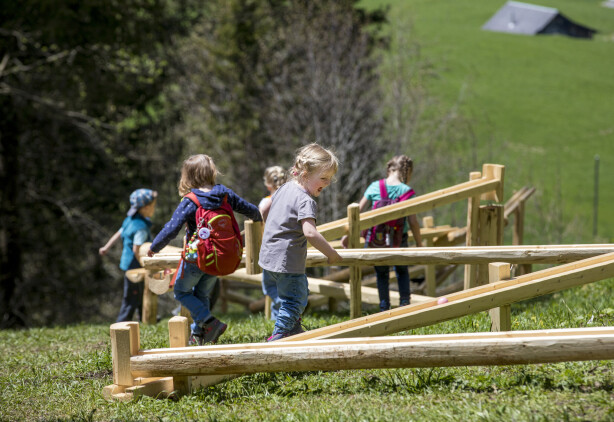2021 Kugelweg Kinder spielen Meiringen Hasliberg