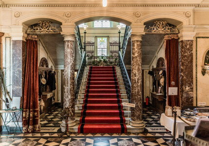 Schloss Huenegg Eingangshalle mit herrschaftlichem Treppenhaus