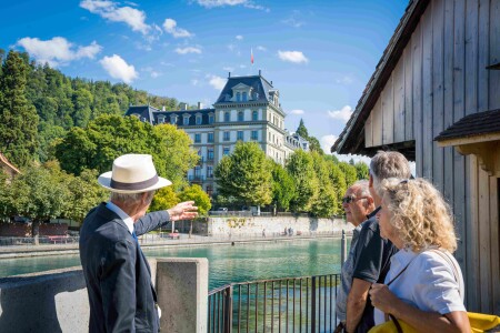 Stadtfuehrung Thun Altstadtfuehrung Quai Schlosskirche obere Schleuse